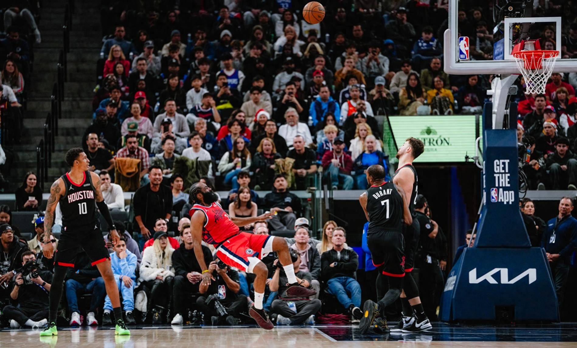 开云体育- 哈登在中国前呼后拥万人追捧 