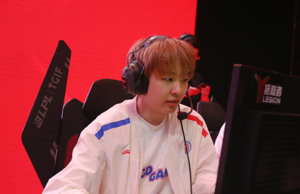 开云体育-Rookie连续十五场比赛得分超过高光表现，TL挑战极限！的简单介绍